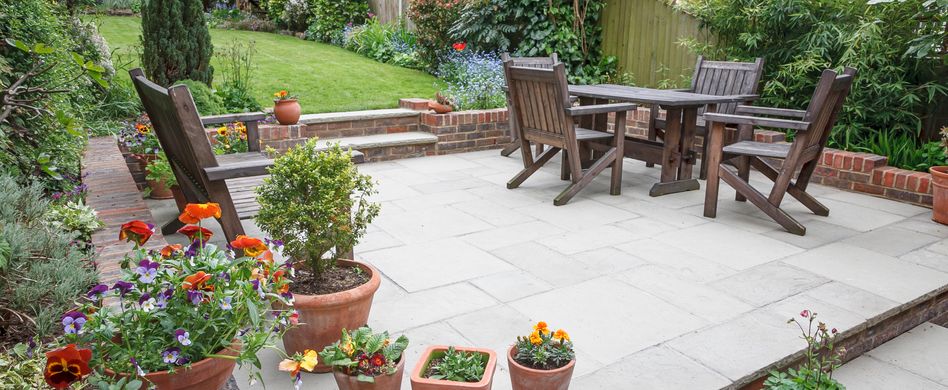 Platten, Pflastersteine, Fliesen: Das müssen Sie bei der Terrassenpflege beachten
