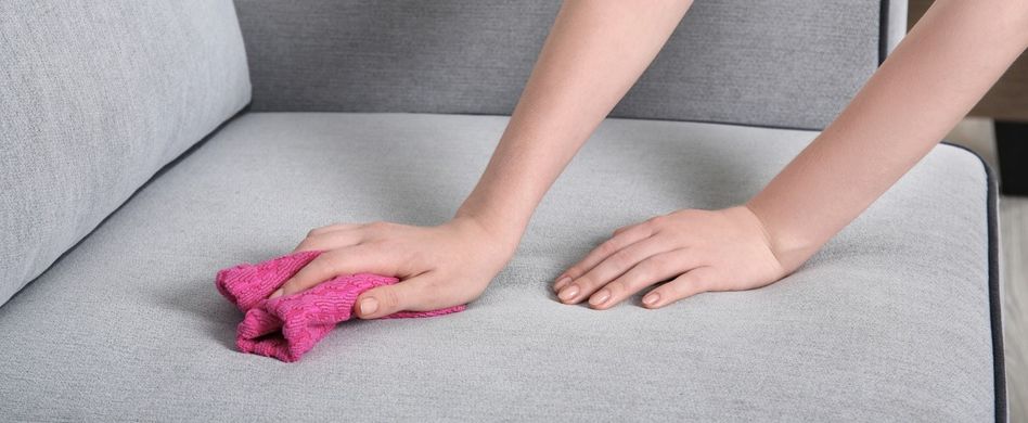 Polstermöbel reinigen: So entfernen Sie lästige Flecken