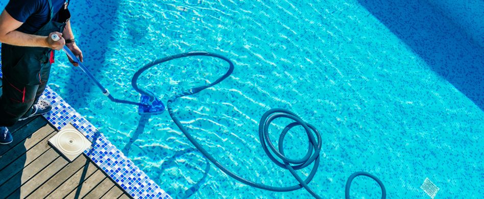 Poolpflege: Den Pool richtig reinigen und pflegen