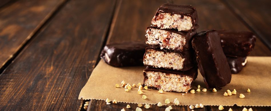 Vegane Süßriegel aus gesundem rohem grünen Buchweizen