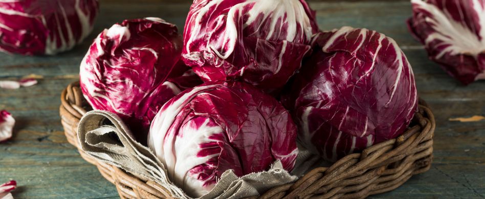 radicchio in braunem korb