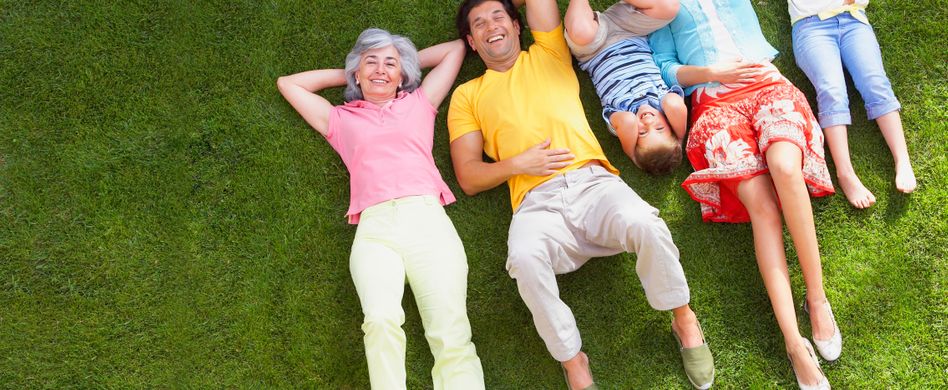 Rasen pflegen und düngen: Tipps für sattes Grün