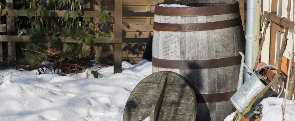 Regentonne frostsicher machen: Im Winter richtig schützen