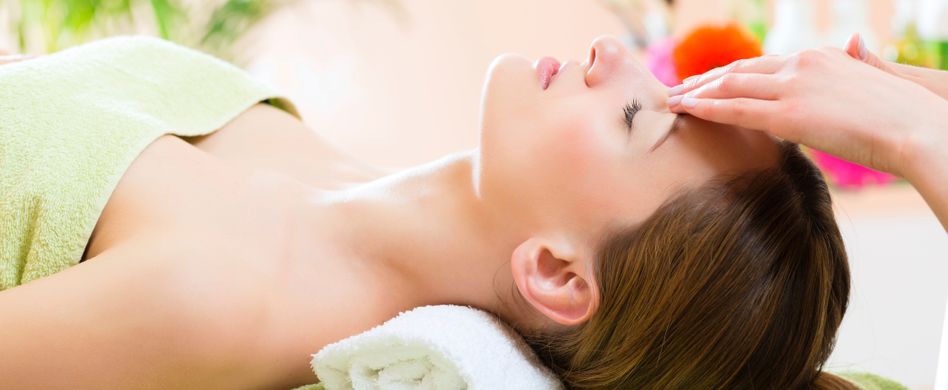 Reiki-Behandlung: Bei diesen 4 Beschwerden kann das Handauflegen helfen