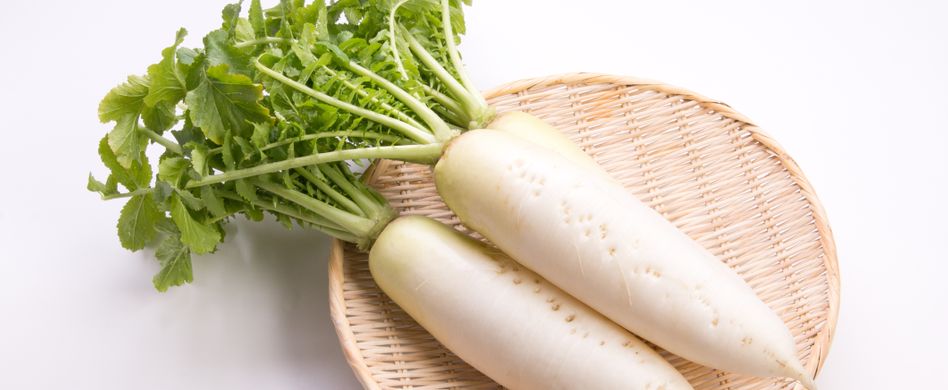 weißer rettich auf teller