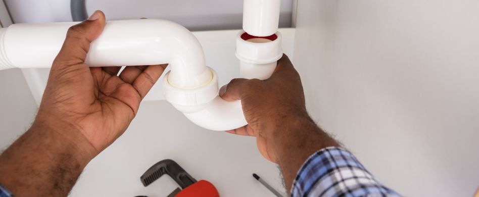 klempner öffnet steckmuffen an weißem rohr