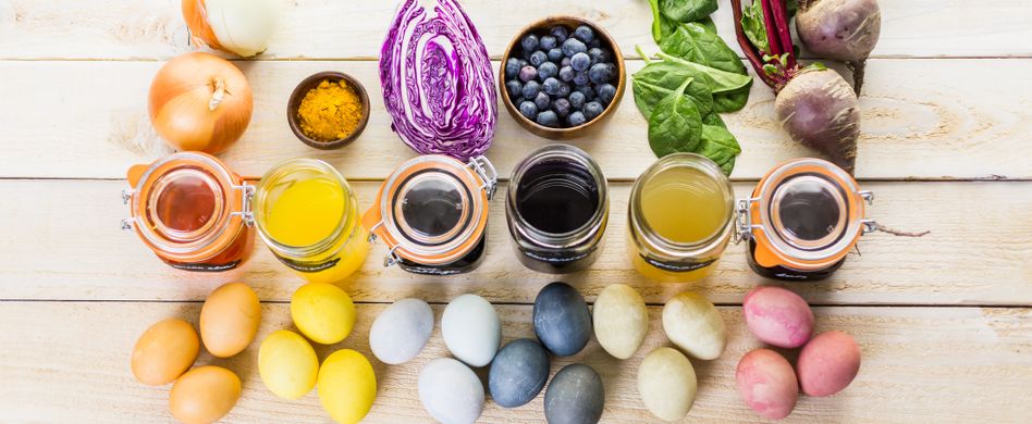 Rote Beete, Blaubeeren und Co.: So färben Sie Ihre Ostereier ganz natürlich ein