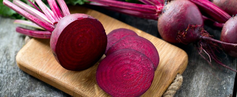 rote bete aufgeschnitten auf holzbrett