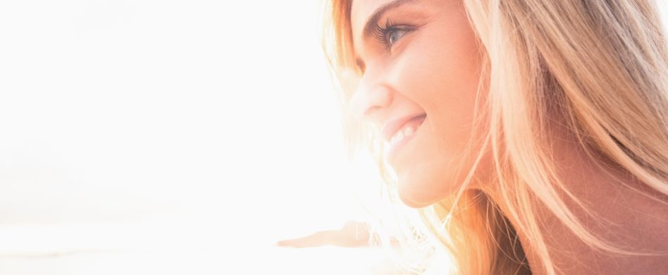 Scheitel und Glatze: Was hilft gegen Sonnenbrand auf der Kopfhaut?