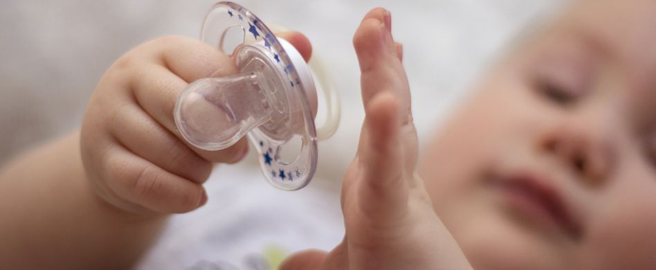 Schnuller abkochen: So einfach besiegen Sie die Keime