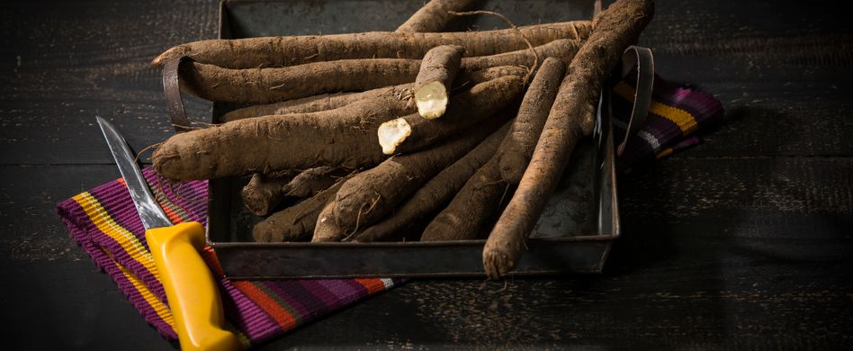schwarzwurzeln auf schneidebrett