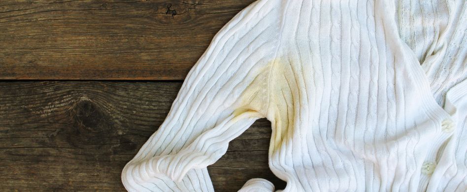 Schweißflecken entfernen: 3 Tipps, die wirklich helfen