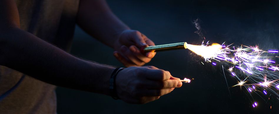 Silvester: Wer haftet für Brandschäden und Verletzungen durch Silvesterknaller?