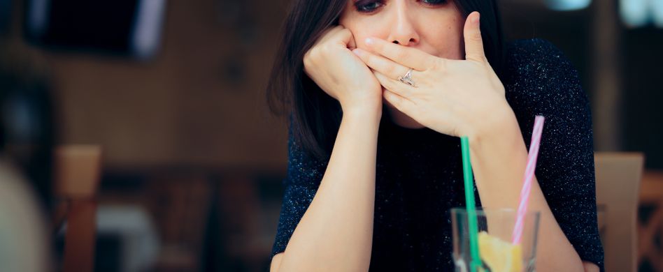 Frau Übelkeit mit Getränk