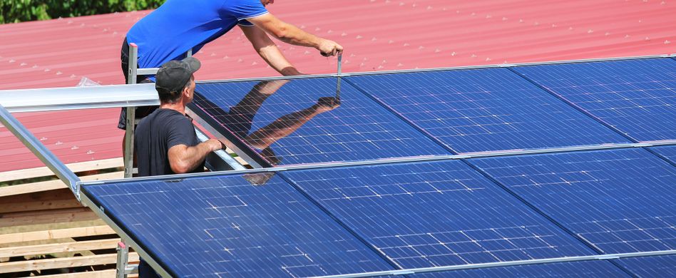handwerker montieren solaranlage