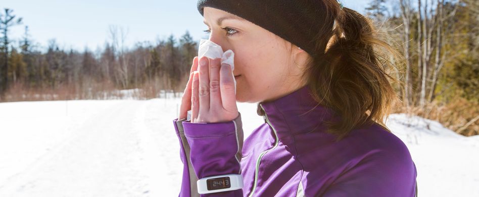 frau mit erkältung beim sport machen