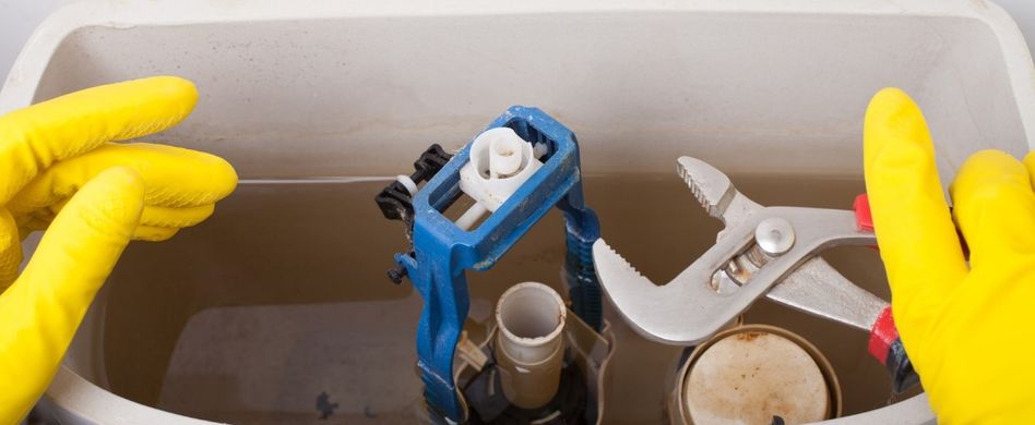 Das Wasser in der Toilette hört nicht auf zu tropfen? Dann ist vermutlich Kalk die Ursache.