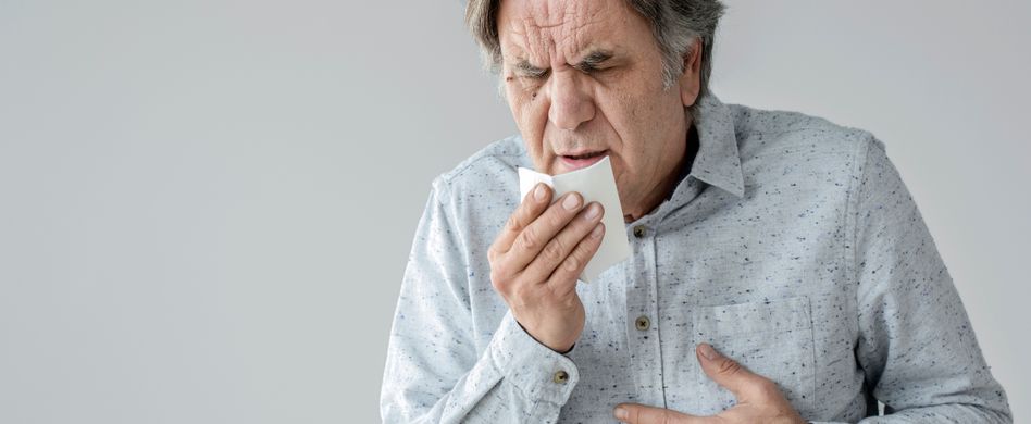 alter mann hustet in taschentuch