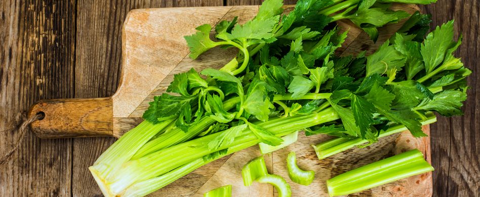 stangensellerie auf holzbrett