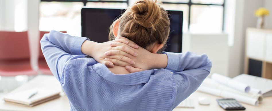 Steifer Nacken: Selbstmassage kann erste Hilfe sein