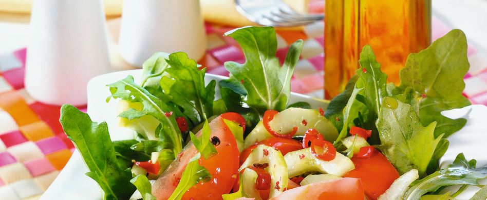 Tomaten-Gurken-Salat mit Rucola