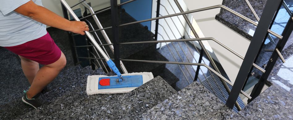 mann wischt treppenhaus mit mopp