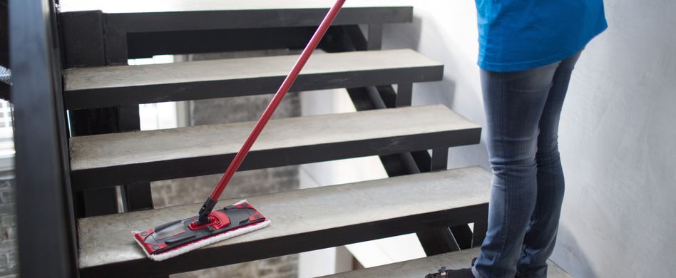 frau wischt treppenhaus mit mop