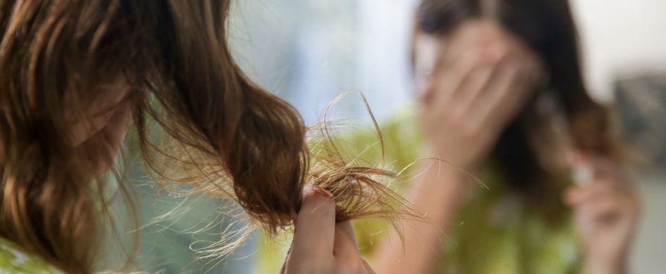 frau zieht sich an den haaren