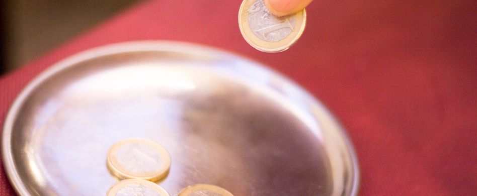 Trinkgeld auf dem stillen Örtchen: Darf die Toilettenfrau das Geld behalten?