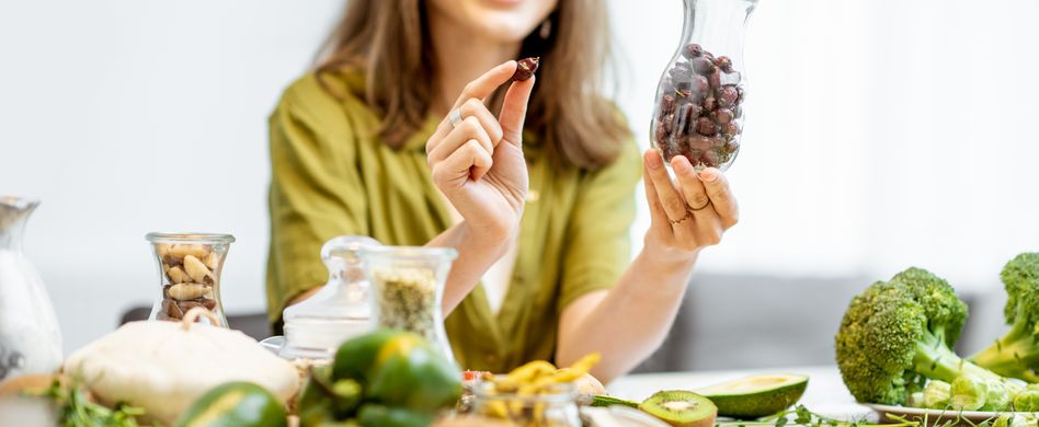 Frau mit getrockneten Hagebutten und anderem Gemüse