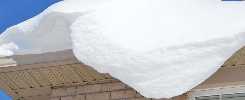 Vorsicht Dachlawinen: Wer haftet für Schäden?