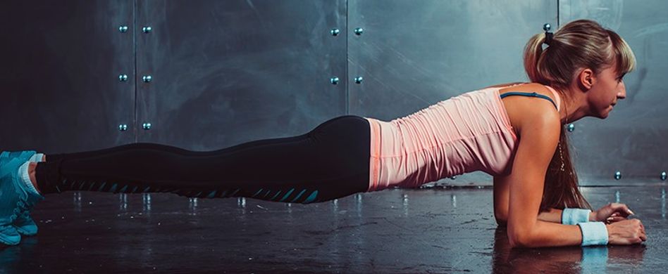 frau macht liegestütze