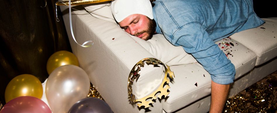 Wenn sich nach einer rauschenden Partynacht beim Aufwachen kein zartes Schmusekätzchen, sondern ein handfester Kater einstellt, bringt es nichts, dem letzten Schnäpschen oder Bier die Schuld zu geben. Übelkeit, Kopfschmerzen und Schwindelgefühle sind nur einige der Beschwerden, die übermäßiger Alkoholkonsum zur Folge hat. Zuverlässig vermeiden lässt sich der Kater nur durch vollständigen Verzicht. Und wer sich doch ein Gläschen zu viel genehmigte, findet mit unseren Tipps eine kleine Hilfestellung zum Überwinden der Beschwerden.