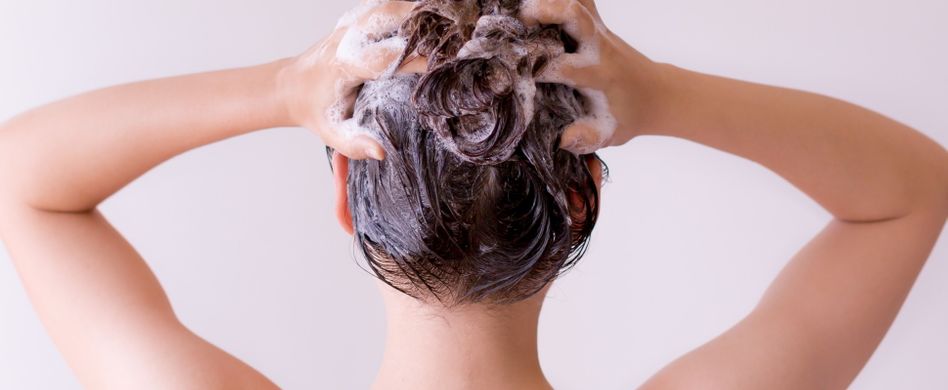 Was hilft gegen Schuppen: Fünf Tipps gegen Kopfschuppen