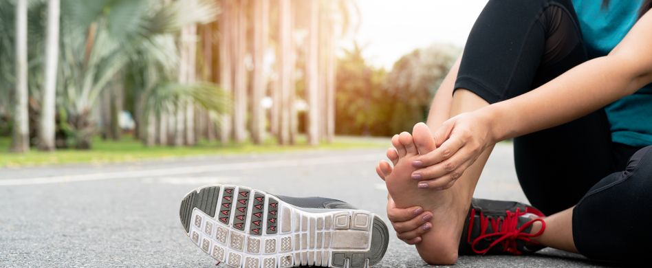 Frau umgeknickt Joggen Schmerzen