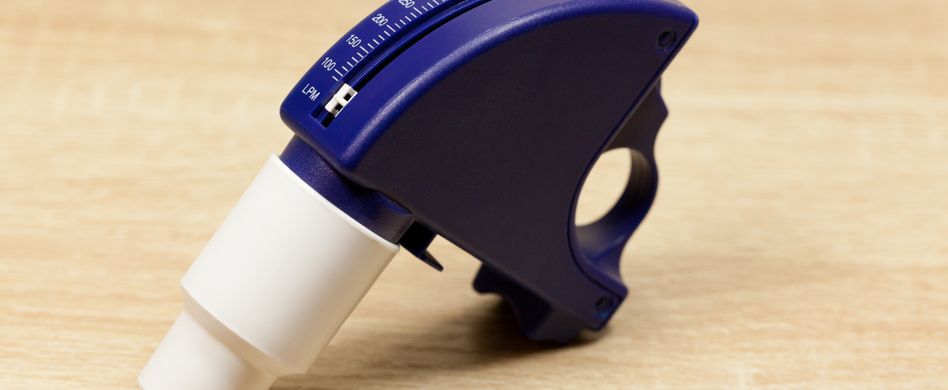 blaues peak-flow-meter auf holzhintergrund