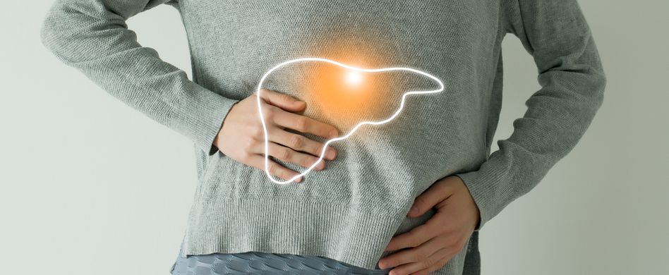 mensch hält sich den bauch an der leber