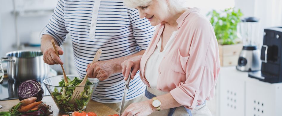 Altes Ehepaar gesund kochen