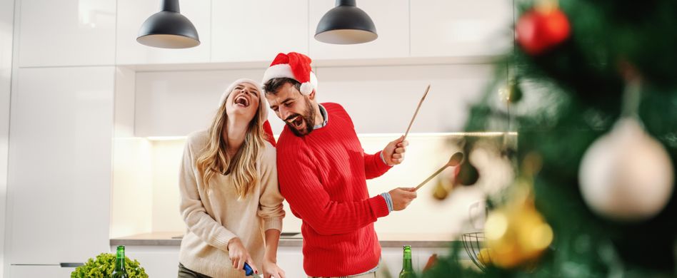 frau und mann lachen beim veganen kochen