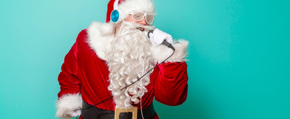 singender weihnachtsmann mit sonnenbrille