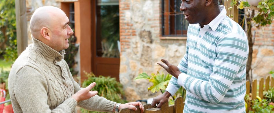 nachbarn sprechen am zaun