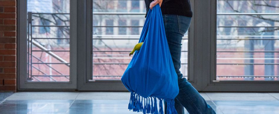 Wie Sie aus einem alten T-Shirt ohne Nähen eine Tasche basteln