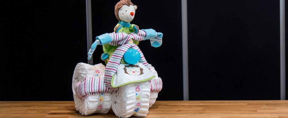 Windeltorte basteln deluxe: Windeldreirad als Geschenk zur Geburt