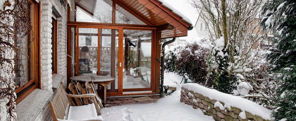 wintergarten von schnee umgeben