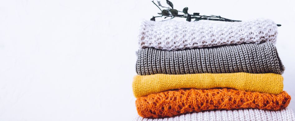 wollpullover zusammengelegt in verschiedenen farben