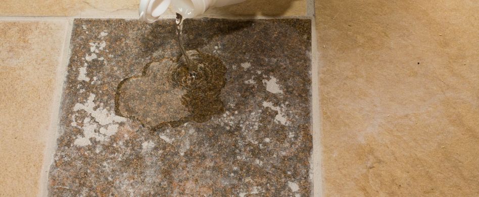 Zementschleier entfernen: Mit Zementschleierentferner oder Hausmitteln?