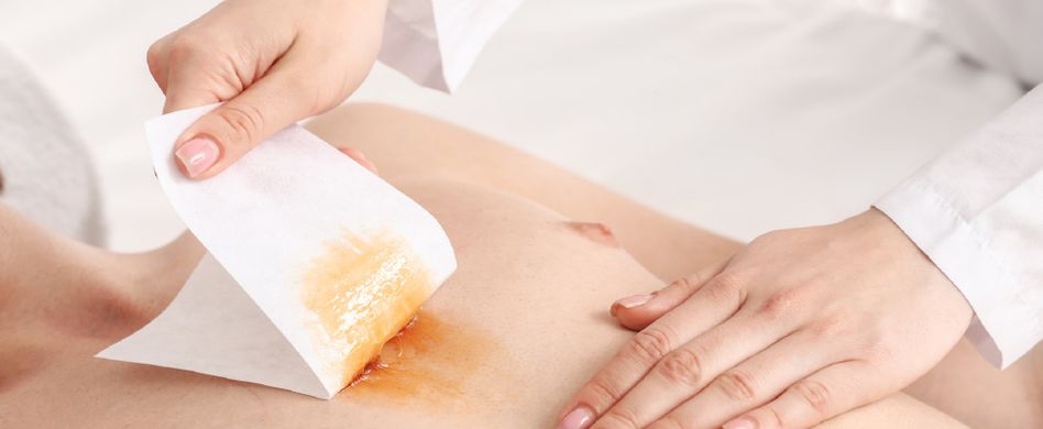 Zuckerpaste zur Haarentfernung: Was ist das sogenannte Sugaring?