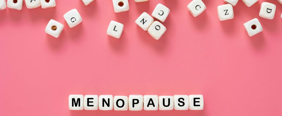 weiße würfel mit aufschrift menopause auf rosa hintergrund