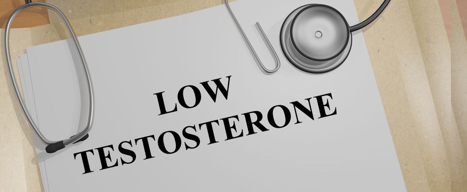 zettel mit aufschrift low testosterone auf holzhintergrund und stethoskop