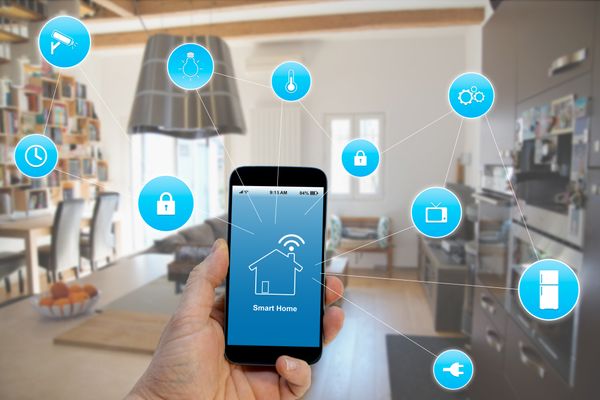 smartphone mit vernetzten elementen als grafik vor wohnküche